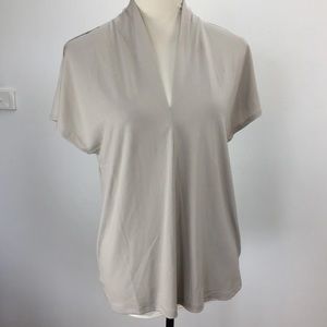 H & M SIZE M WOMENS GREY BEIGE SHORT SLEEVE STRETCH TOP V NECK LIGHT